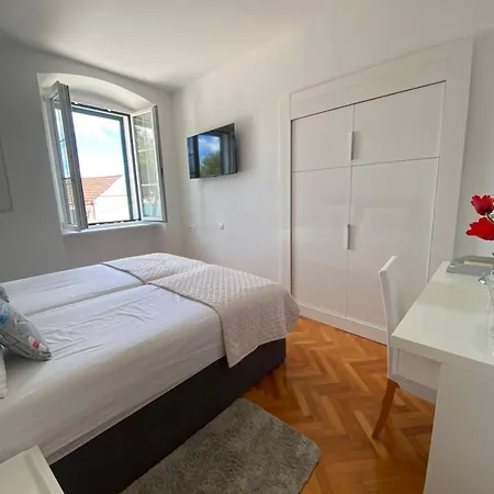 House Whit Sea View דירה
