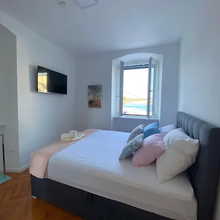 House Whit Sea View דירה