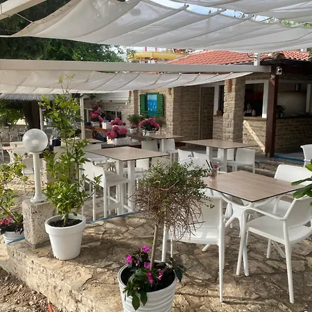 House Whit Sea View דירה טיסנו
